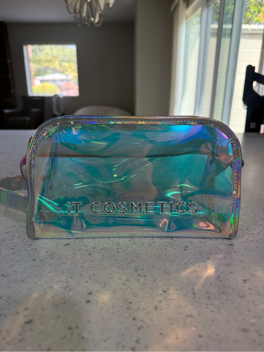 it cosmetics Iridescent Holographic Travel Pouch